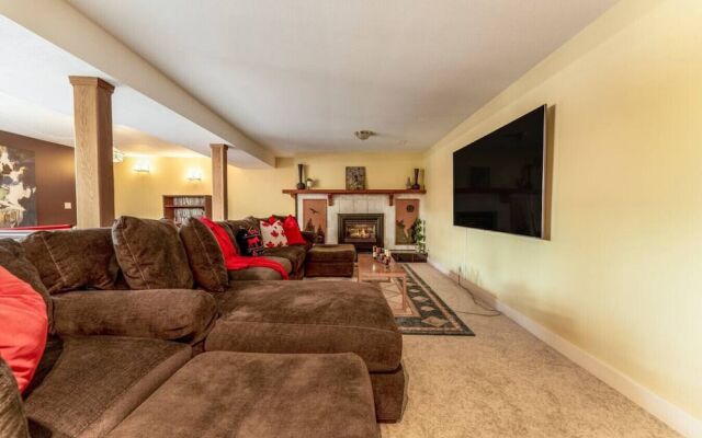 LUXURIOUS 5,500 sqft Home: 5 Br/5 Ba | PRIVATE Pool & Hot Tub | STEPS to Beach