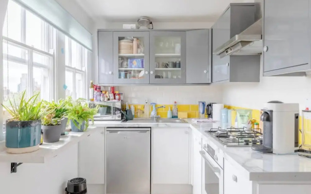 Top Floor 1BD Flat With Balcony - Ladbroke Grove