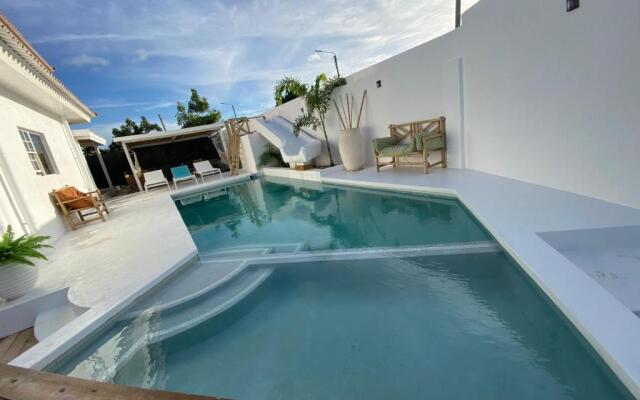 4BLESSINGSCURACAO TOP location swimming pool & nearby beaches -