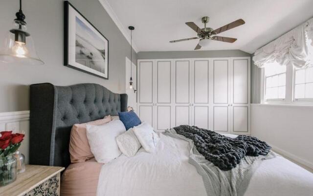 Byrne House - Modern-rustic Fireplace Wi-fi