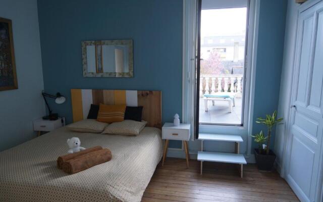 Studio privatisé avec terrasse dans maison de charme angevine