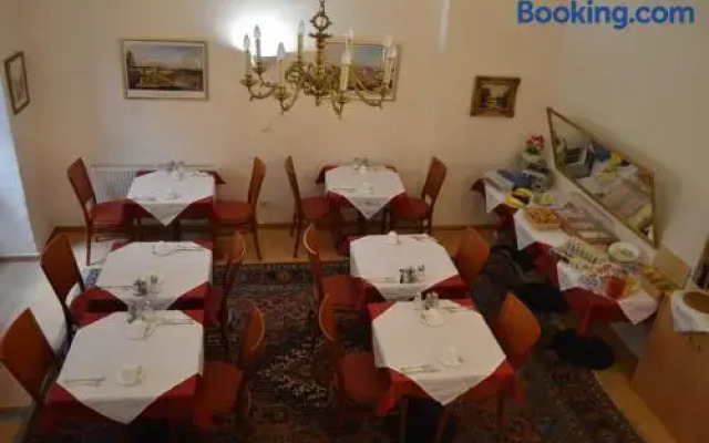 Hotel Pension Walzerstadt