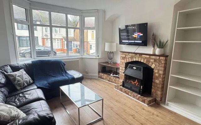 Charming Luton Home for Families & Business Stays