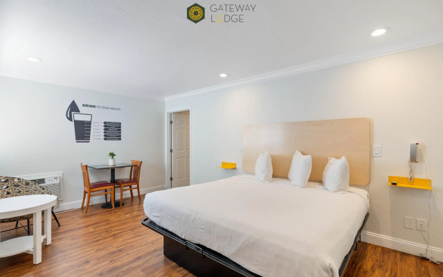 Gateway Thunderbird Motel