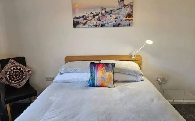 Pet Friendly - 2 Bedrooms - 4 Guests - Parking