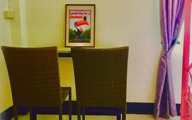 Bann Banburee Hostel & Cafe