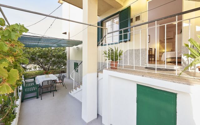 Apartment Ivanka - 200 m from sea: A1 Trogir, Riviera Trogir