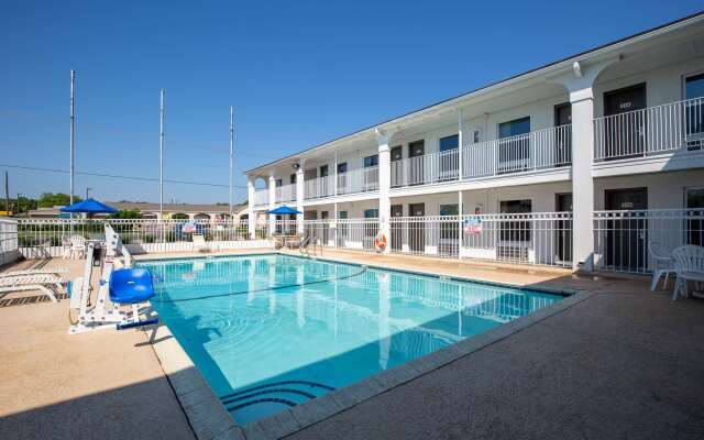 Motel 6 Bryan, TX - University Area