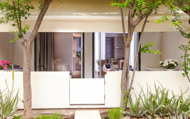 Sweet Suite Flora in Vouliagmeni