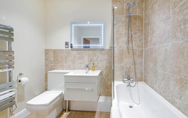 Luxury 3 Bedroom Apartment with Parking
