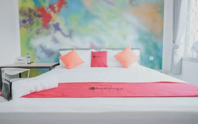 RedDoorz Plus near Tugu Tari TheHok Jambi