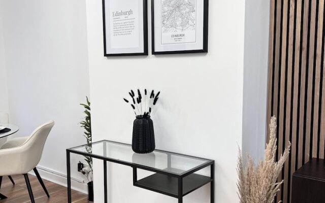 Modern 2 Bedroom Home in Edinburgh, Free Parking