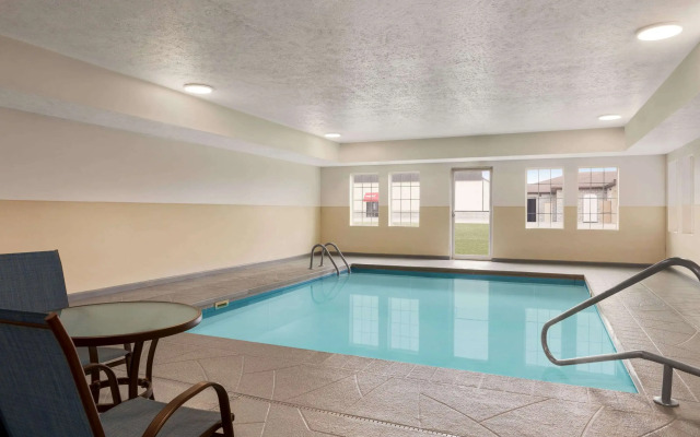 Microtel Inn & Suites by Wyndham Lincoln