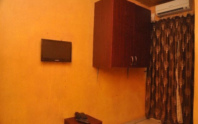 Oyins Holiday Inn
