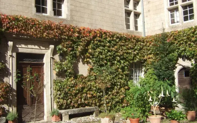 Le Castel De Burlats