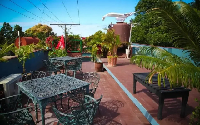 Sombrilla ft Mansion Cantero - Adults Only