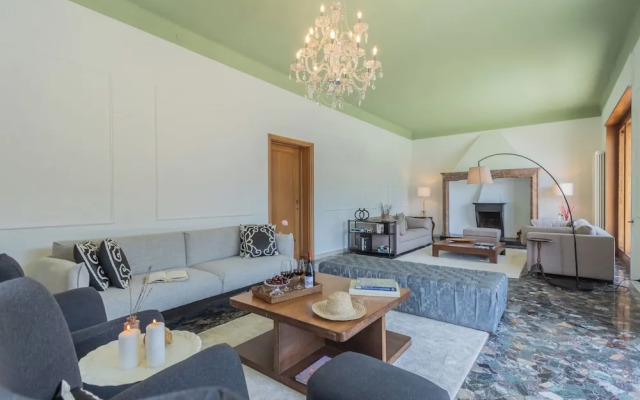 Villa Chiara Moltrasio With Private Garden by Rent all Como