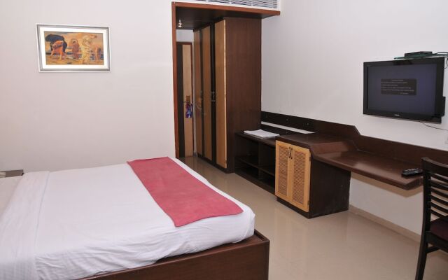 OYO 7361 Meenal Hotel