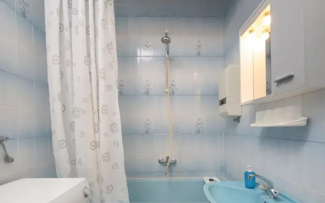 A2 apt Near Beach w Patio, Parking and Grill