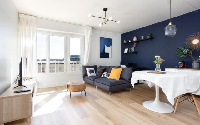 Renovated apartment metro, parking included, near Porte Versaille