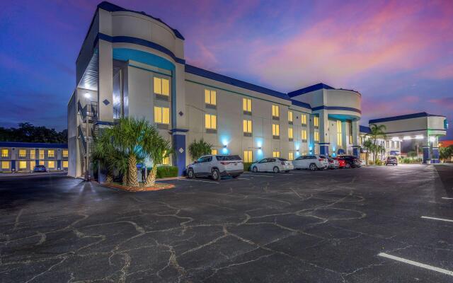 Clarion Inn & Suites Central Clearwater Beach