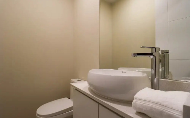 w Radiant 2BR w Great Balcony Near Kennedy Park