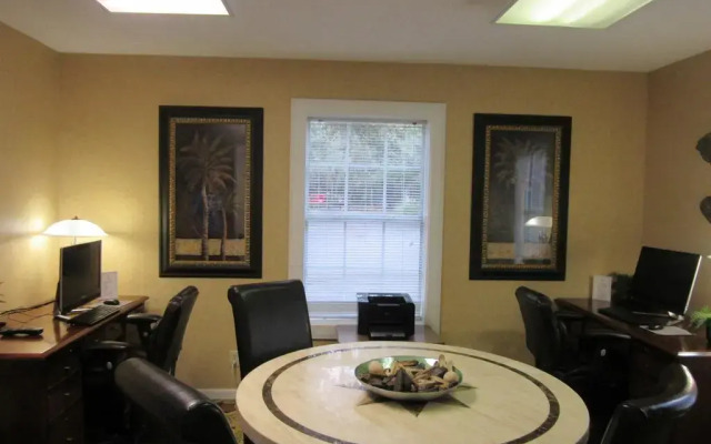 Palmera Inn and Suites