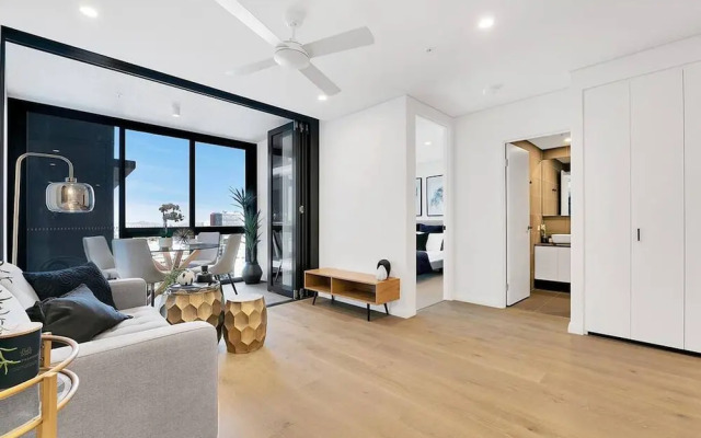 2BR Utopia Fortitude Valley Pool Rooftop King bed