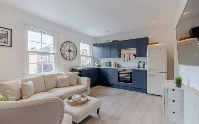 Modern 2 Bedroom Apartment in Wimbledon With Garden