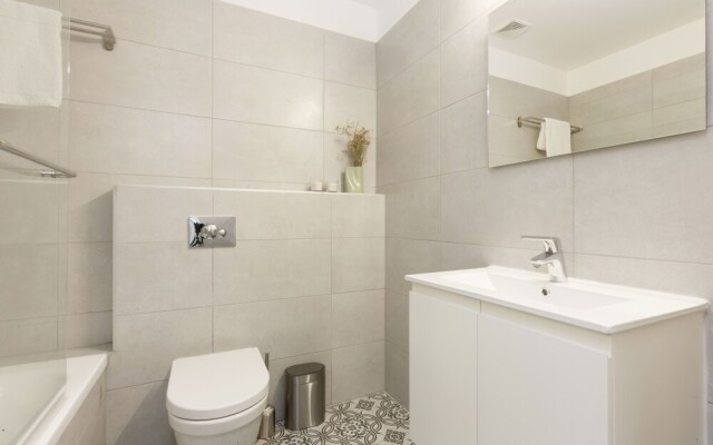 AirTLV - Menachem Begin Apartment