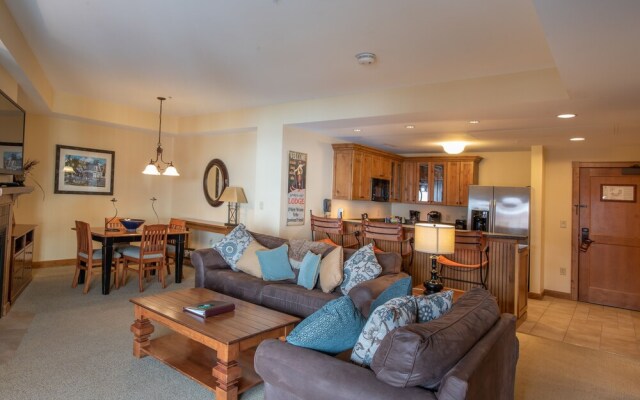 Comfortable 1 Bedroom Slopeside Condo - No Cleaning Fee! by RedAwning