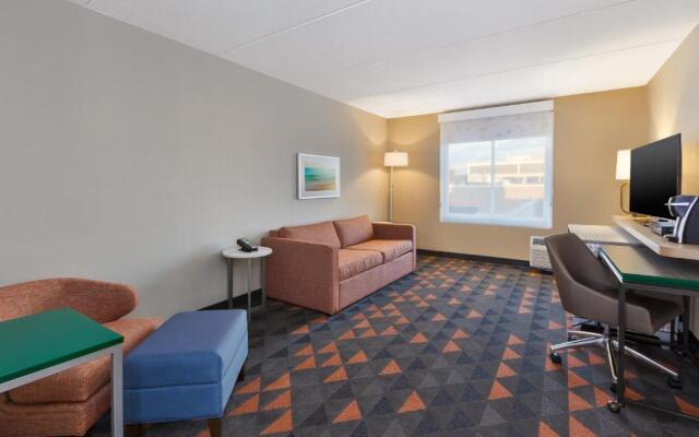 Holiday Inn Westbury - Long Island, an IHG Hotel