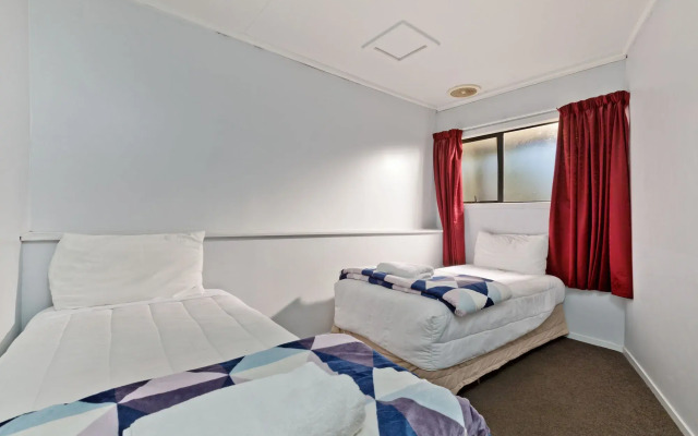 Oakwood Manor Motor Lodge