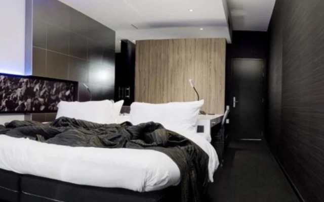 Carbon Hotel - Different Hotels