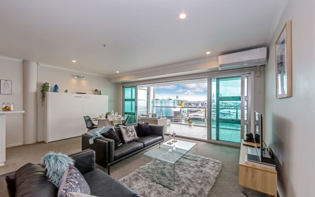 QV Elegant Modern Apt with Waterview 982