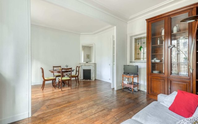Bright and Homely Apartment in Batignolles