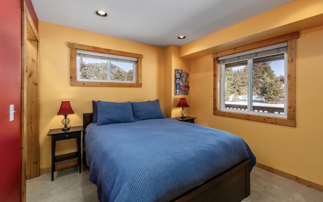 Peterson Acres 3 Bedroom Home by NW Comfy Cabins by RedAwning