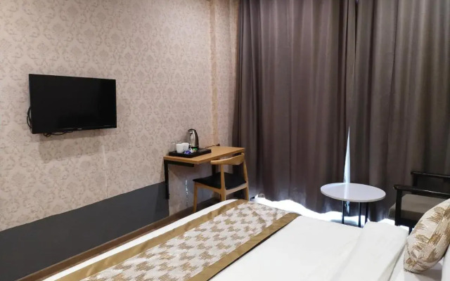 Saltstayz Select - Near Sohna Road City Center