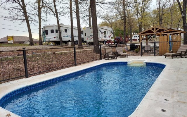 Givens Glamper Heartland W 3 Beds, Outdoor Pool, Views for Days