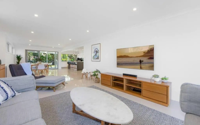 Laze @ Lighthouse - family home with heated pool – Guest Rooms – Port Macquarie