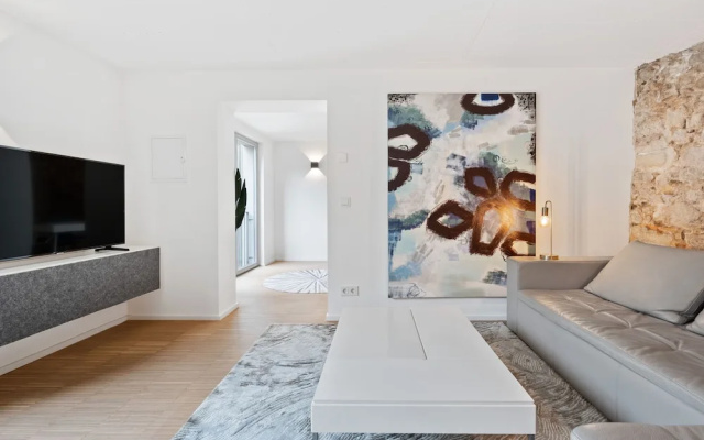 Modern Apt Old Town w Panoramic View ID4