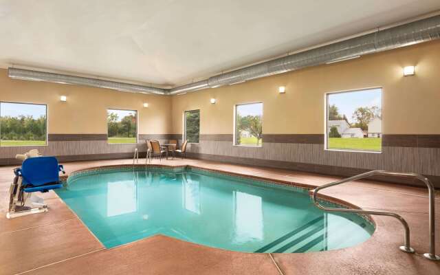 La Quinta Inn & Suites by Wyndham Lackawanna