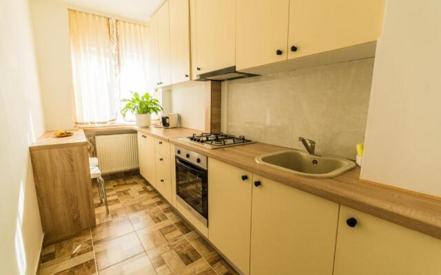 Tania Grand Apart