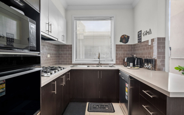 Spacious 3-bed Townhouse in Coburg