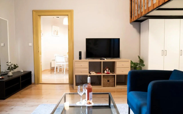 KLAU10 Studio Apartment In Party District.