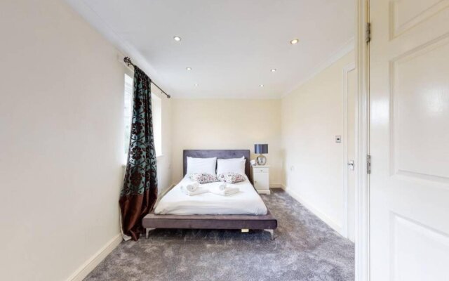 Super 2 bed House wPrivateParking&PrivateGarden