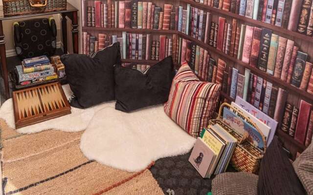 Cosy 2 Bedroom House With Backyard Garden