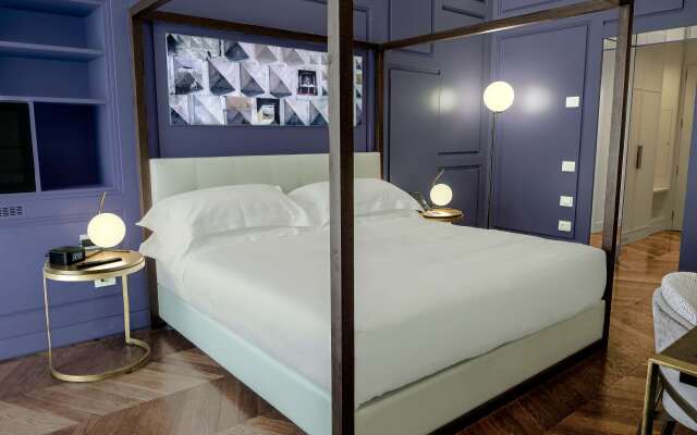 De Bonart Naples, Curio Collection by Hilton