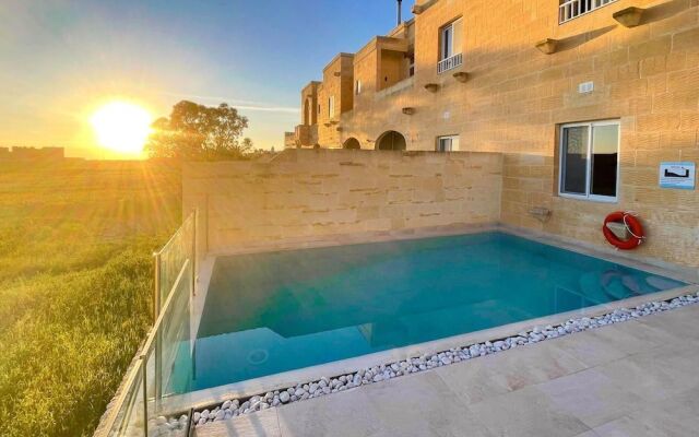 Amazing 4 Bedroom Holiday Home With Infinity Pool