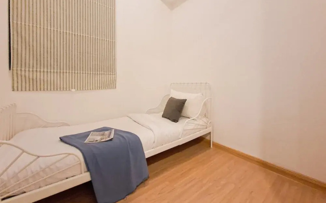 Cozy And Pool View 2Br At Sky House Bsd Apartment